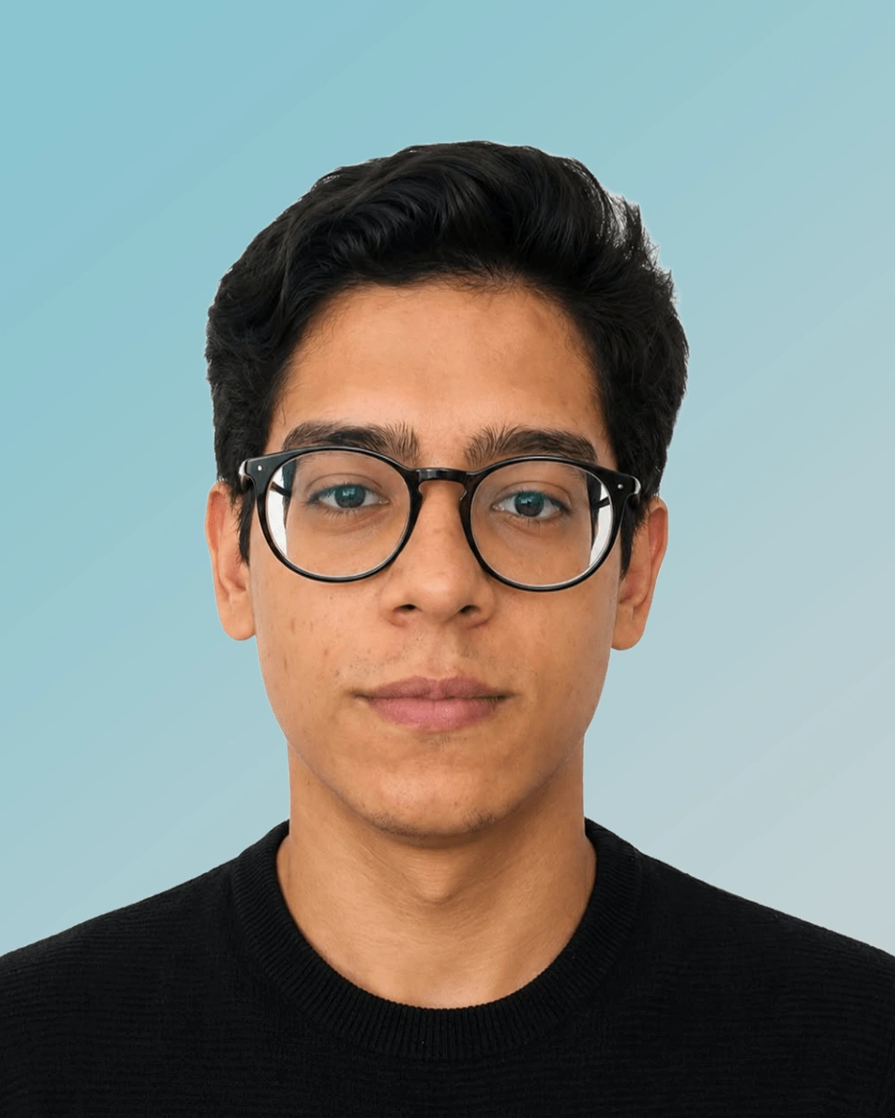 Retrato de Thiago Belo, de óculos e suéter preto, sobre fundo azul claro